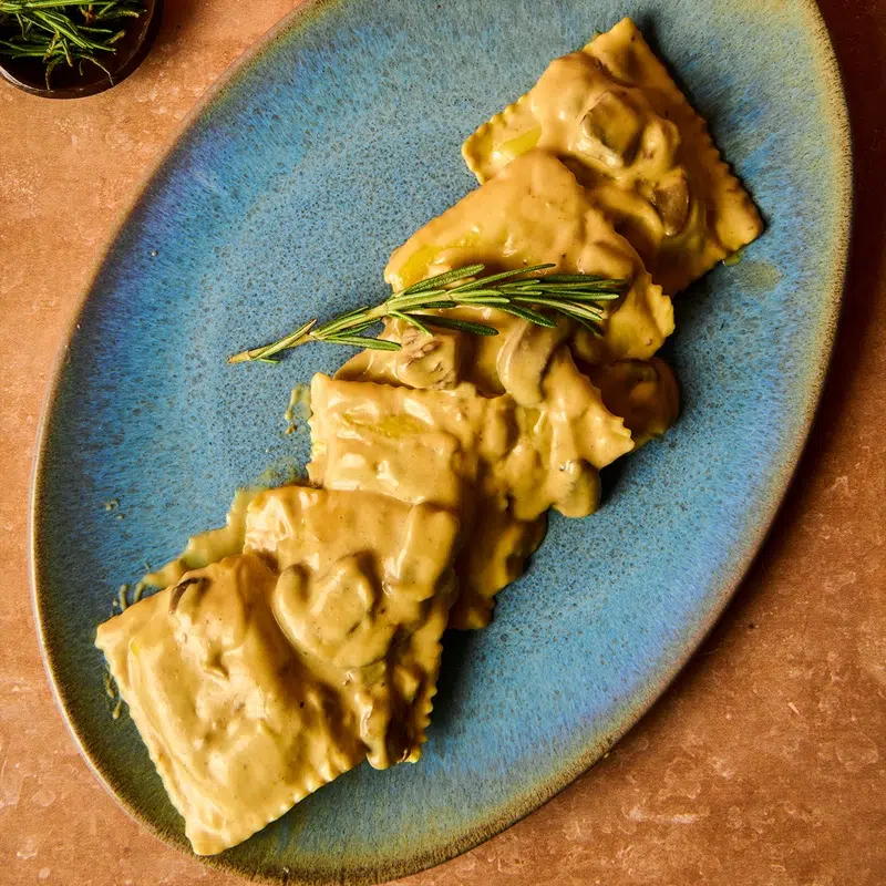 Giganti de cordero de leite em molho de Pedro Ximenez e foie gras