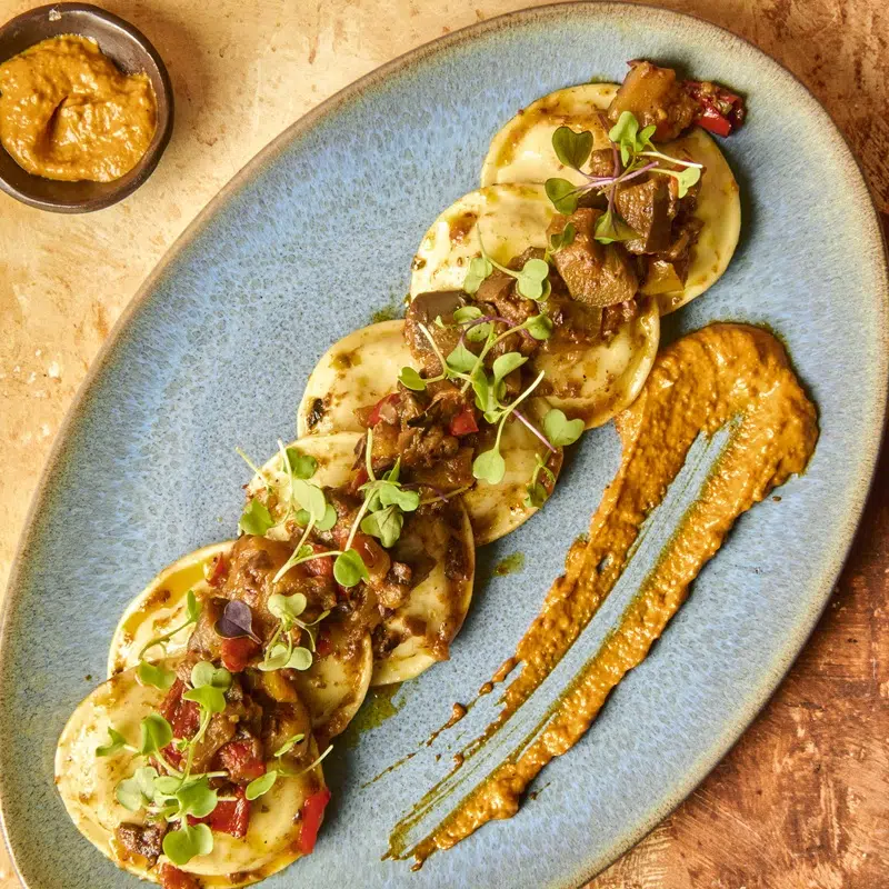 Óvalo de brandada de bacalhau com caponata e romesco