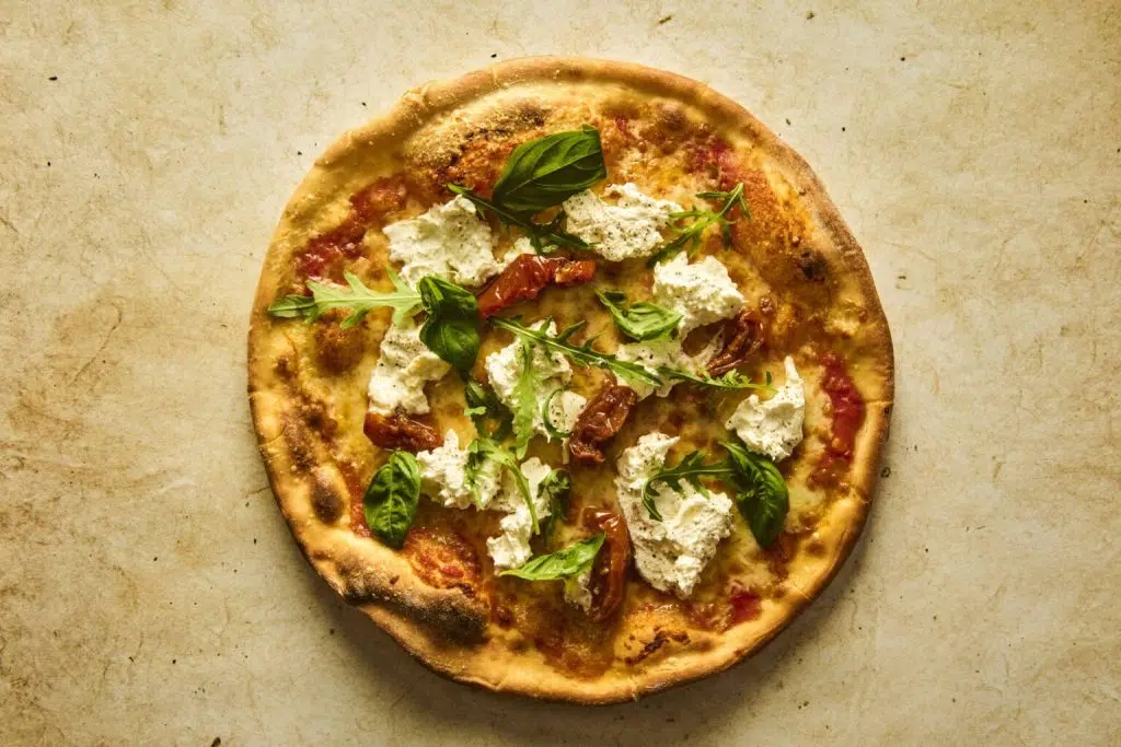 https://lamafia.pt/wp-content/uploads/2025/07/08-0064_Pizza_Margherita-di-burrata_2024_00001-1536x1024-1-1024x683.jpg.webp