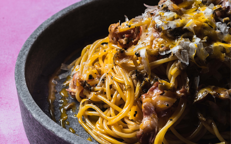 Como é feito o molho carbonara original? Descobre a receita tradicional italiana.