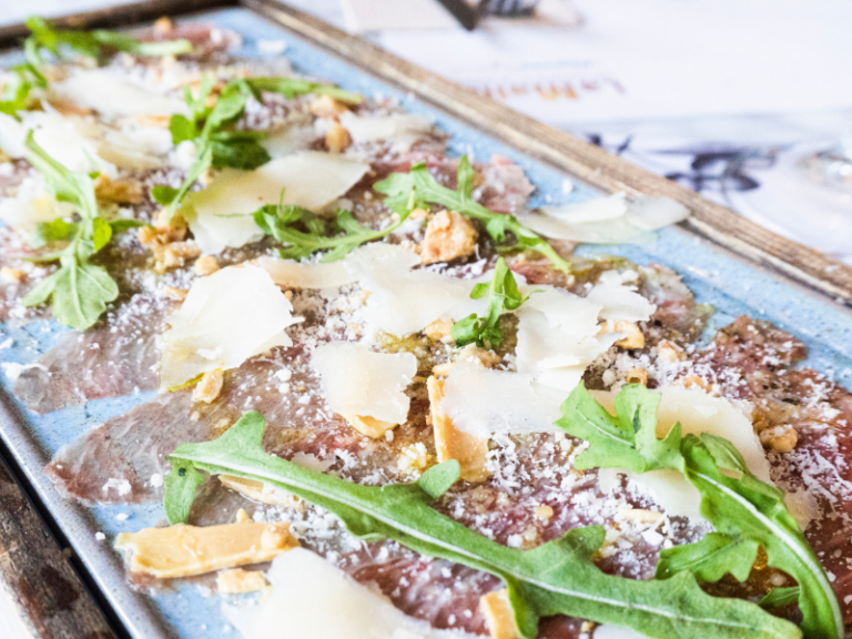 Carpaccio: O que é? Origem, tipos e como prepará-lo