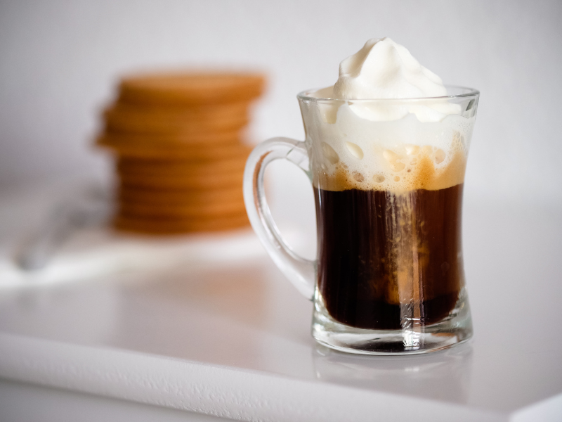 cafe espresso con panna - ¿Conoces los 16 tipos de café que se toman en Italia?
