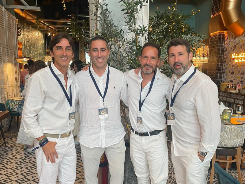 Grupo La Mafia se sienta a la mesa