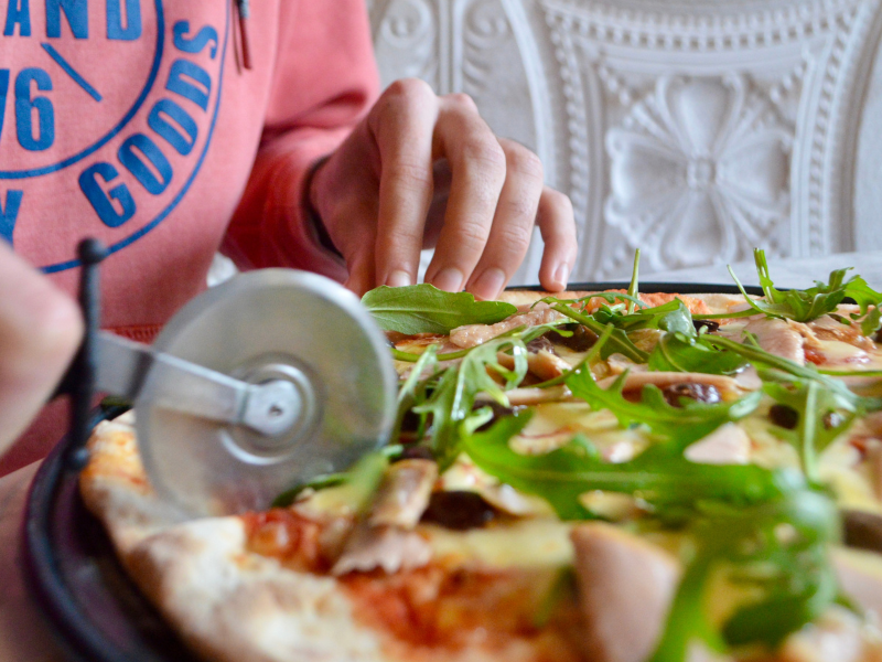 Quantas calorias tem uma pizza? Informação nutricional e tipos