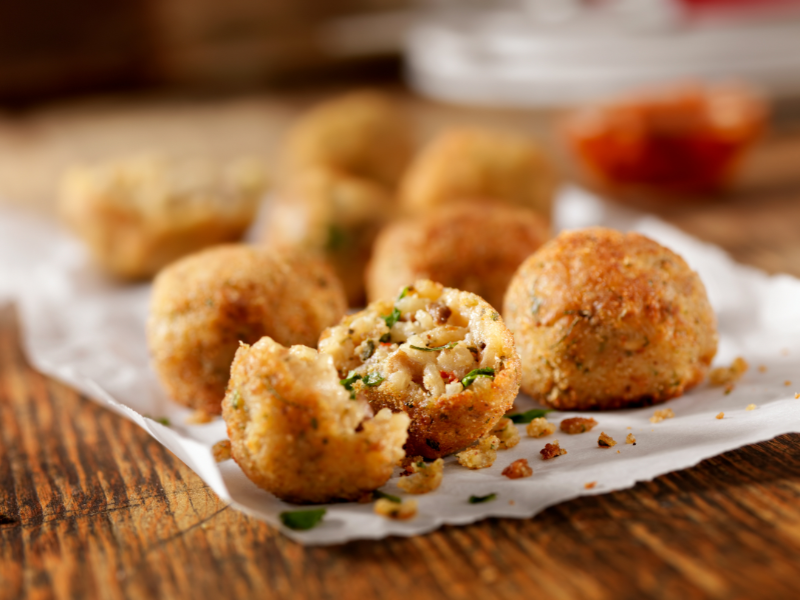 Receita de Arancini siciliano: croquetes crocantes de arroz italiano