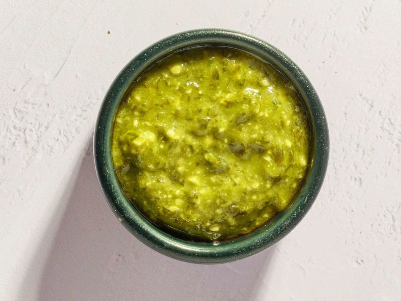 Como fazer molho pesto: receita original italiana passo a passo